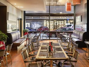 供应早餐、午餐和晚餐,地区菜