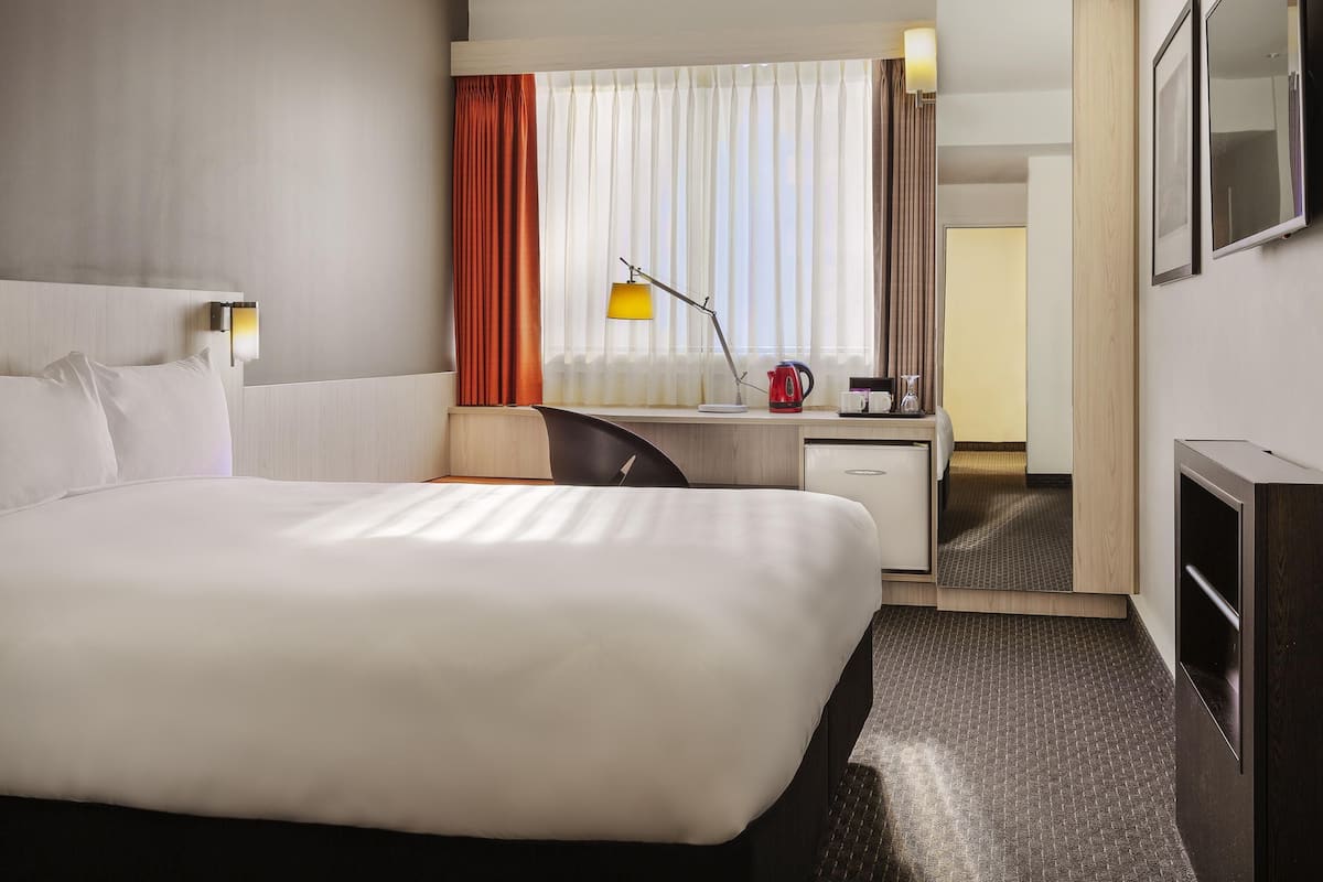 Bureau, fer et planche à repasser, lits bébé (gratuits)