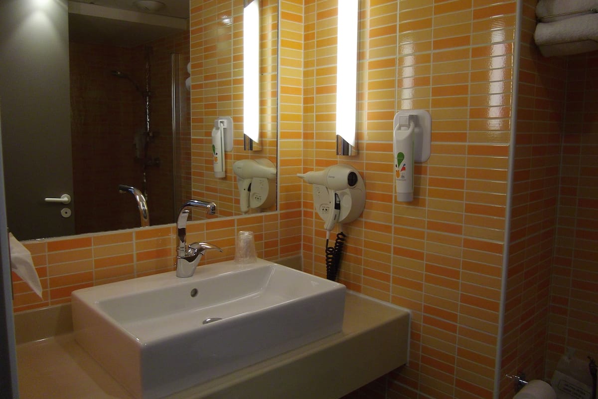 superior room, 2 double beds, connecting rooms | bathroom sink