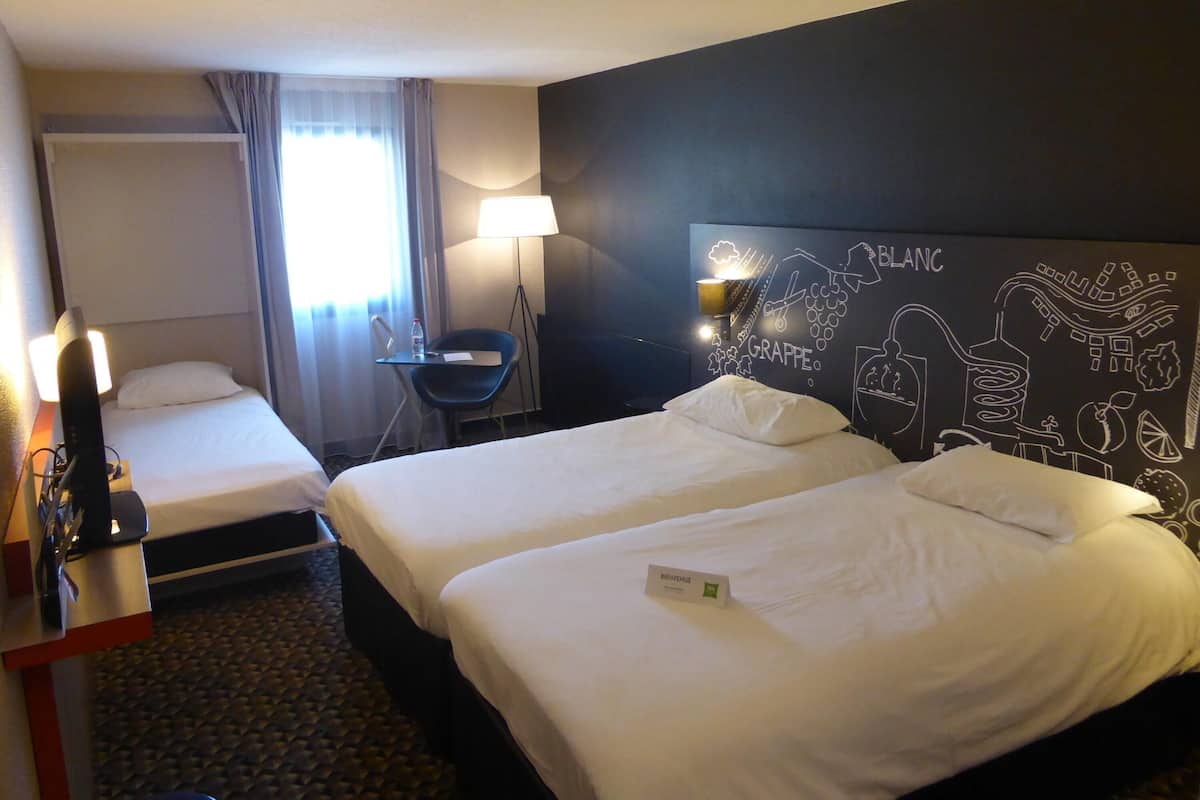 Kolmen hengen huone, useita sänkyjä | Pillowtop-patjalliset sängyt, äänieristys, silitysrauta/-lauta