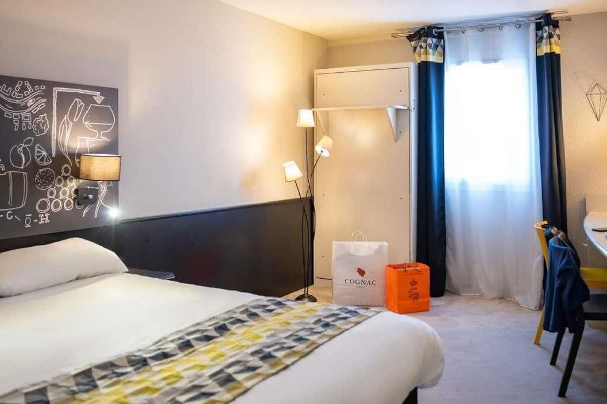 Superior-huone, useita sänkyjä | Pillowtop-patjalliset sängyt, äänieristys, silitysrauta/-lauta