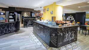 Ein modernes Café mit einer zentralen Insellounge, Sitzgelegenheiten und einer Kaffeemaschine.
