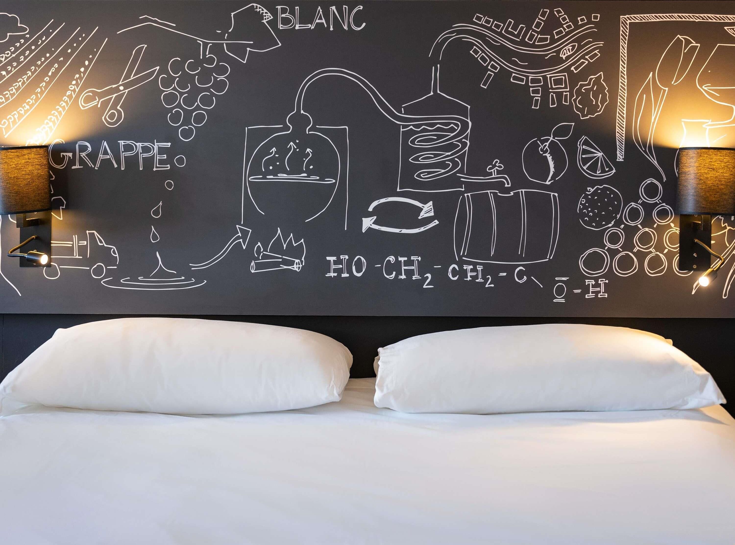 Surmatelas, chambres insonorisées, fer et planche à repasser. Ibis Styles Cognac