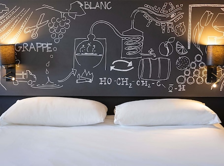 Surmatelas, chambres insonorisées, fer et planche à repasser. Ibis Styles Cognac