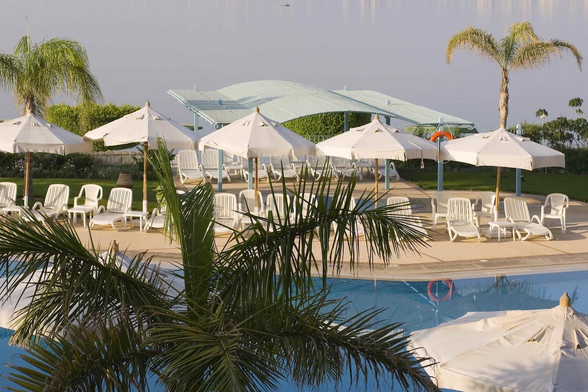 Minibar, caja de seguridad en la habitación y decoración personalizada