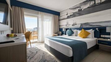 Minibar, brankas, dan didekorasi berbeda-beda