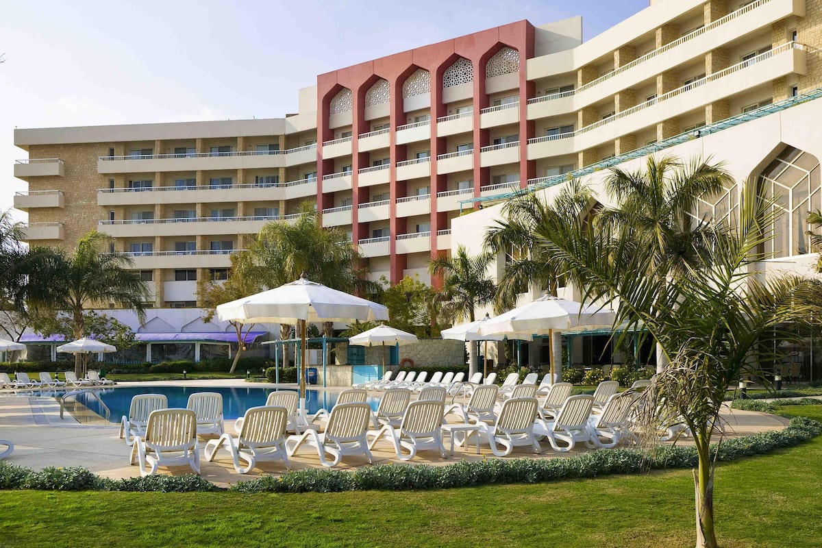 Minibar, caja de seguridad en la habitación y decoración personalizada