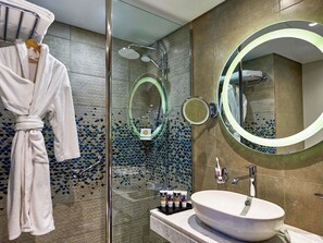 Minibar, in-room safe, individually decorated, individually furnished - Mercure Ismailia Forsan Island Hotel (Ismailia)