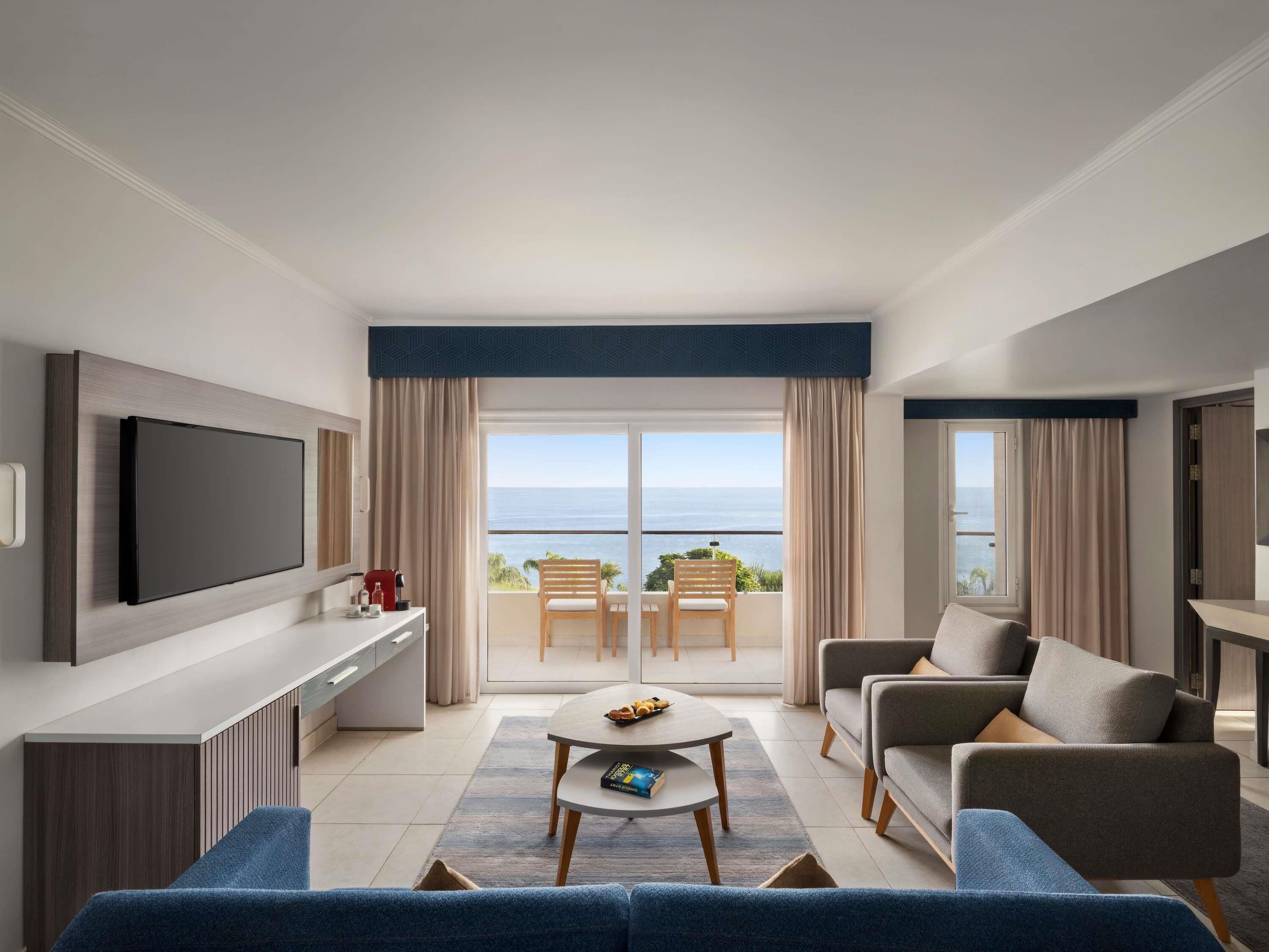 Junior suite, 1 kingsize bed, uitzicht op meer | Een minibar, een kluis op de kamer, individueel gedecoreerd