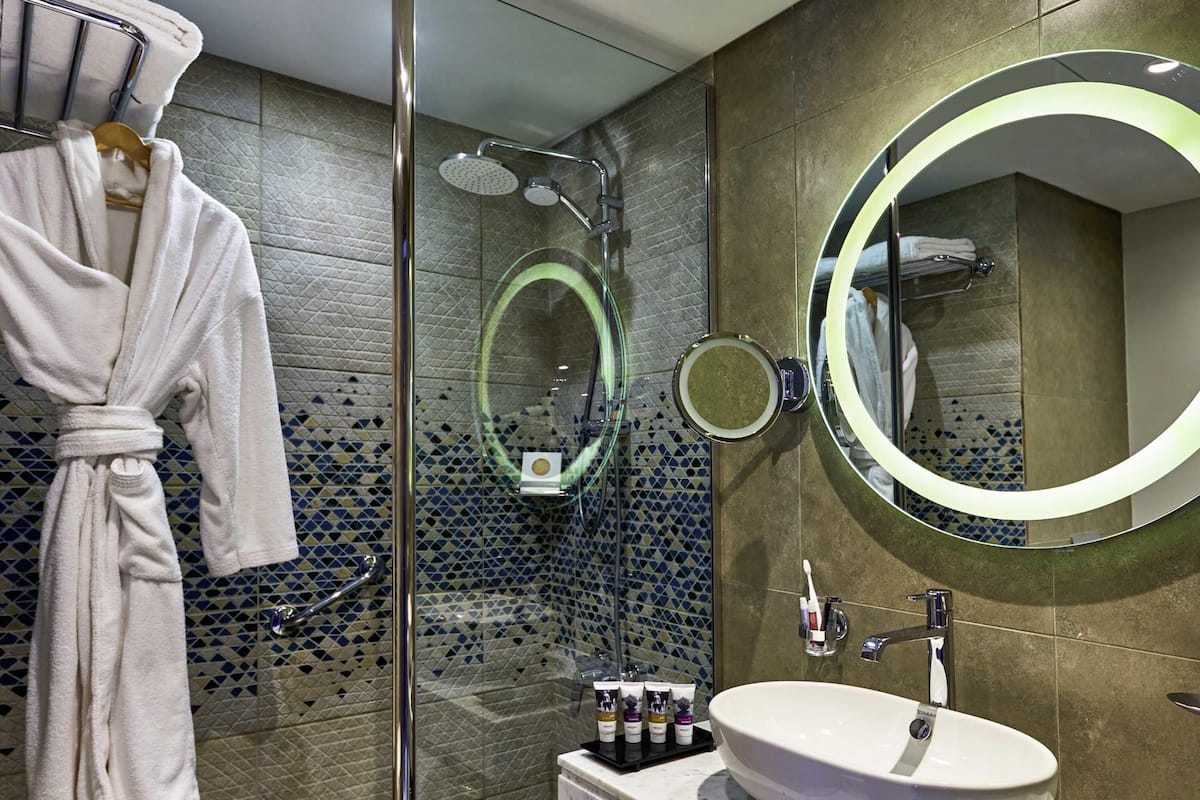 Minibar, coffre-fort, décor unique, ameublement unique