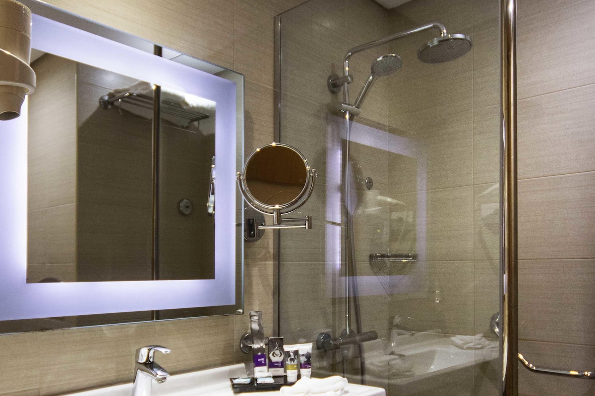 Minibar, coffre-fort, décor unique, ameublement unique