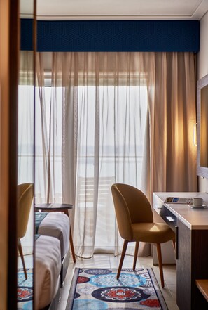 Minibar, in-room safe, individually decorated, individually furnished - Mercure Ismailia Forsan Island Hotel (Ismailia)