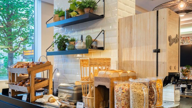 Un buffet de petit-déjeuner proposant divers aliments et un grille-pain.