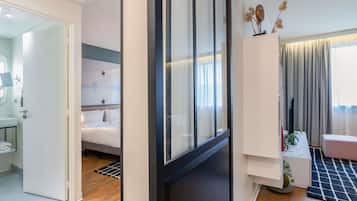 Ropa de cama de alta calidad y caja de seguridad en la habitación