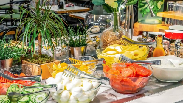 Un bufet amb diferents aliments i utensilis.