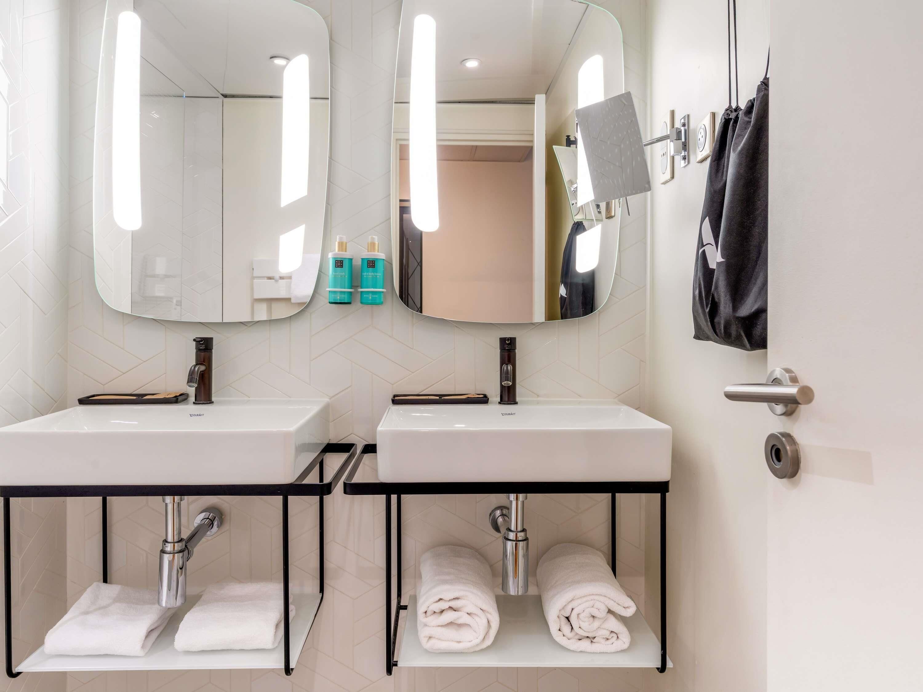 premium bedding, in-room safe, desk, laptop workspace