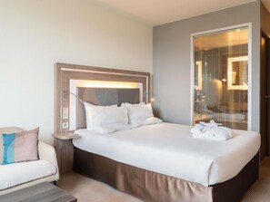 Chambre Exécutive, 1 grand lit, dans la tour (Eiffel tower view) | Literie de qualité supérieure, coffres-forts dans les chambres, bureau