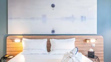 高档床上用品、客房内保险箱、办公桌、笔记本电脑工作区