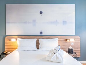 高档床上用品、客房内保险箱、办公桌、笔记本电脑工作区