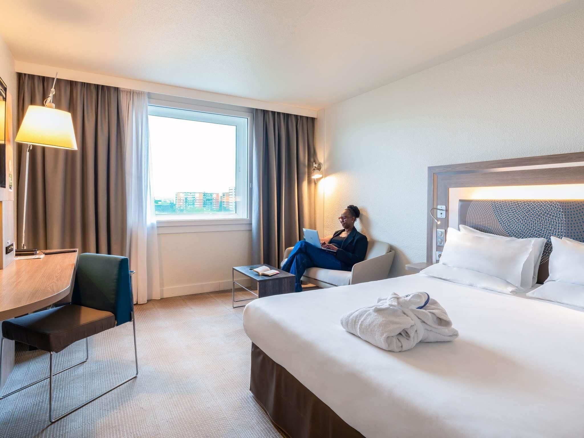 Chambre exécutive, 1 grand lit, dans la tour (Eiffel tower view) | Literie de qualité, coffre-fort, bureau