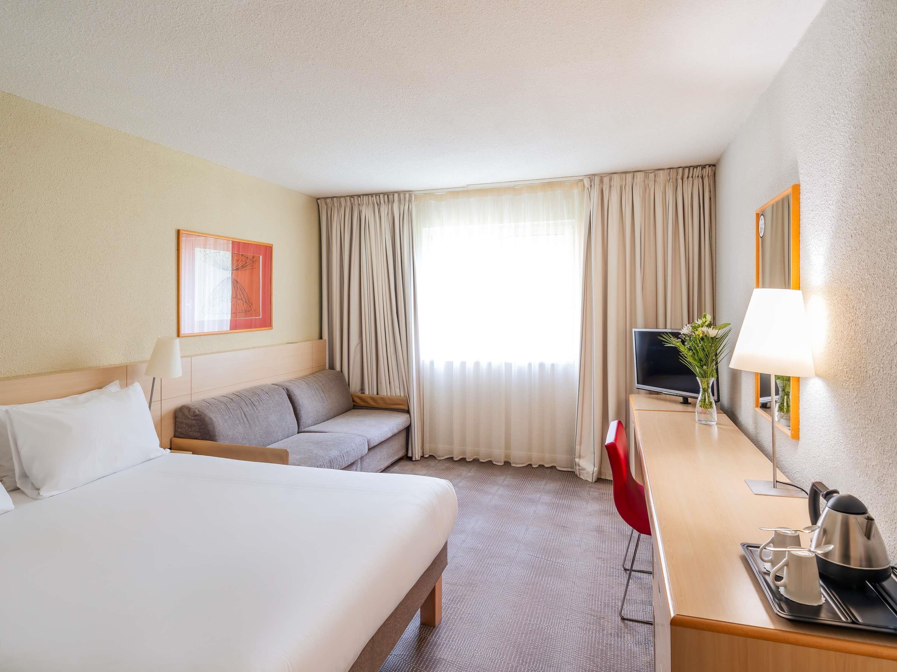 Rom – standard, 1 dobbeltseng med sovesofa | Safe på rommet, skrivebord, skrivebord for bærbar PC og lydisolert