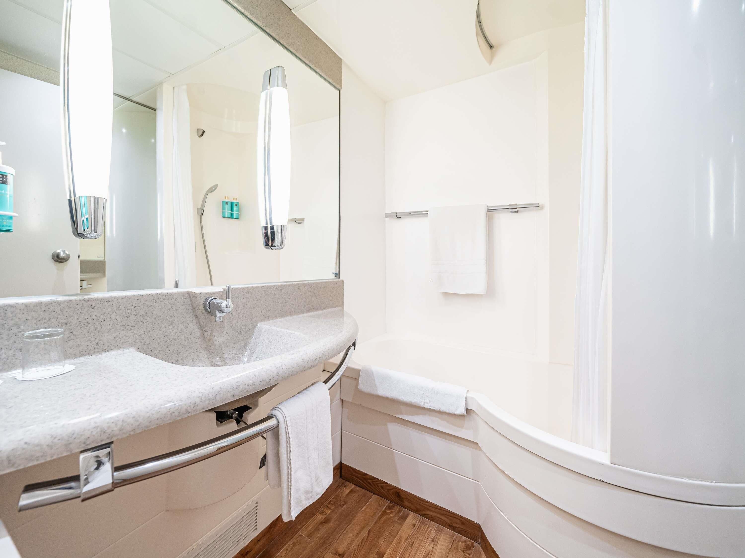 Standaard kamer, 1 tweepersoonsbed met slaapbank | Een kluis op de kamer, een bureau, een laptopwerkplek