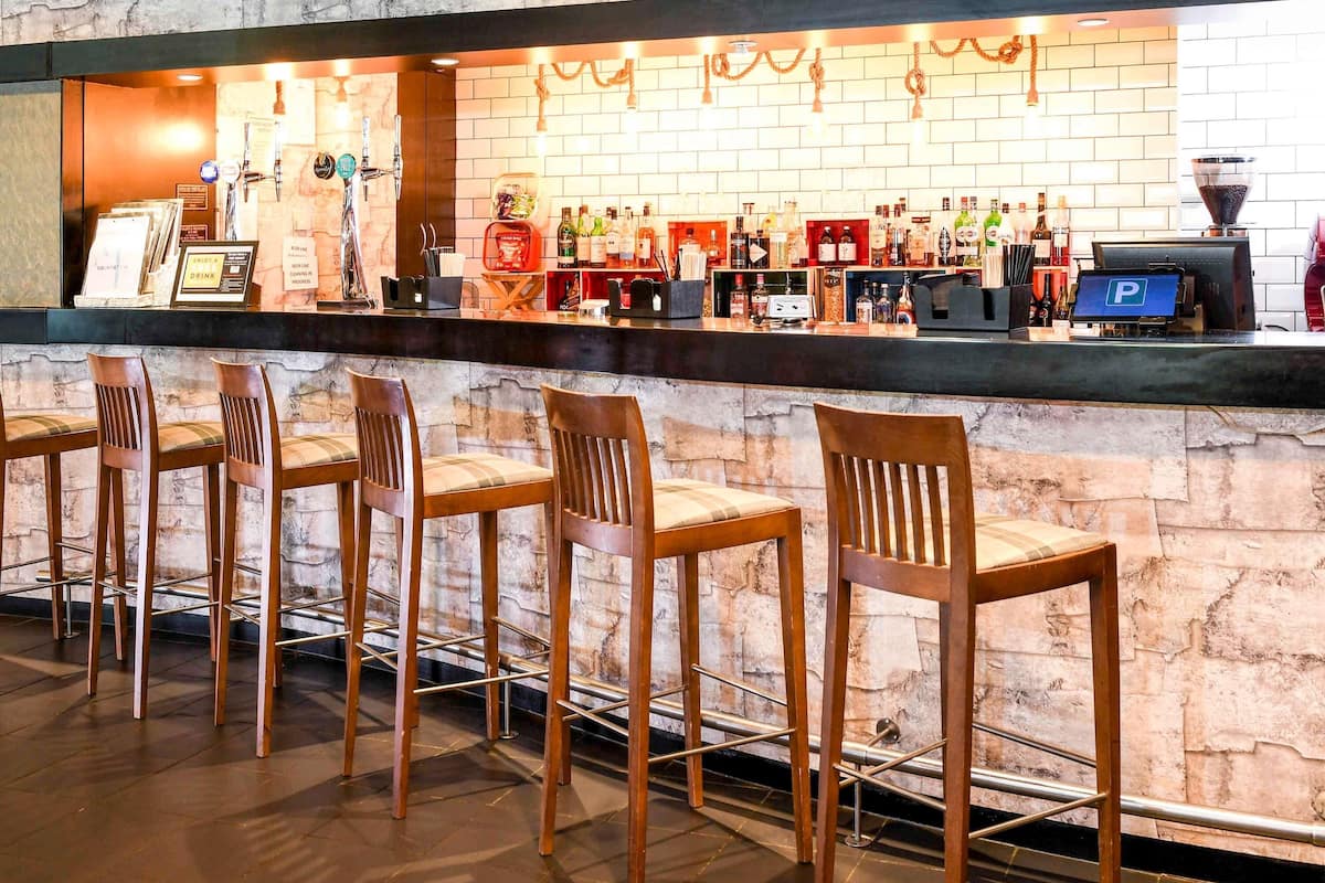 serves lunch, dinner and brunch