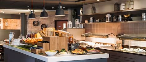 Desayuno buffet diario (GBP 16.50 por persona)