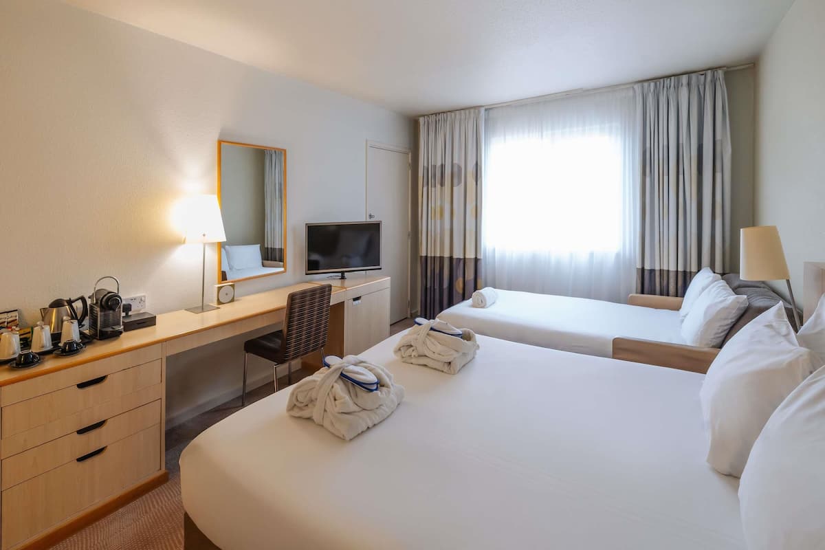 Executive-Zimmer, 1 Doppelbett und Schlafsofa | Zimmersafe, Schreibtisch, laptopgeeigneter Arbeitsplatz