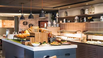 Café da manhã, almoço e jantar; culinária internacional