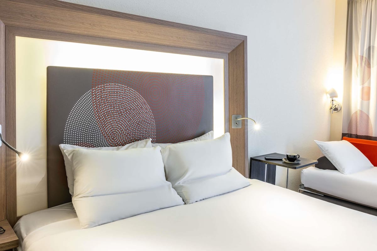 Superior Room, 1 Queen Bed | Hypo-allergenic bedding, memory foam beds, in-room safe, desk
