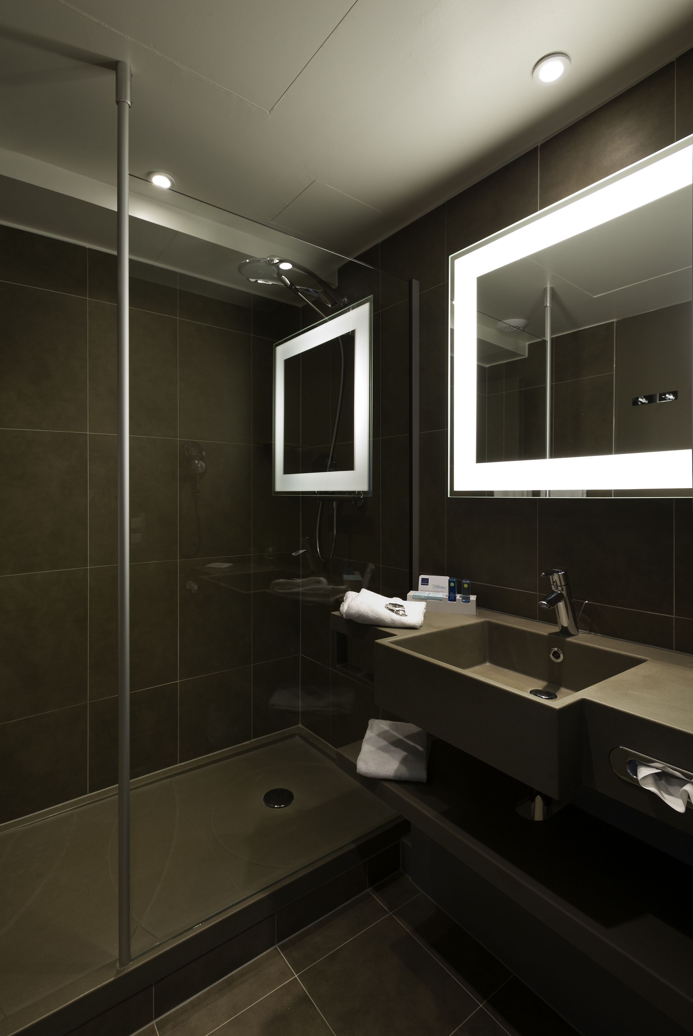 combined shower/bathtub, eco-friendly toiletries, hair dryer, towels