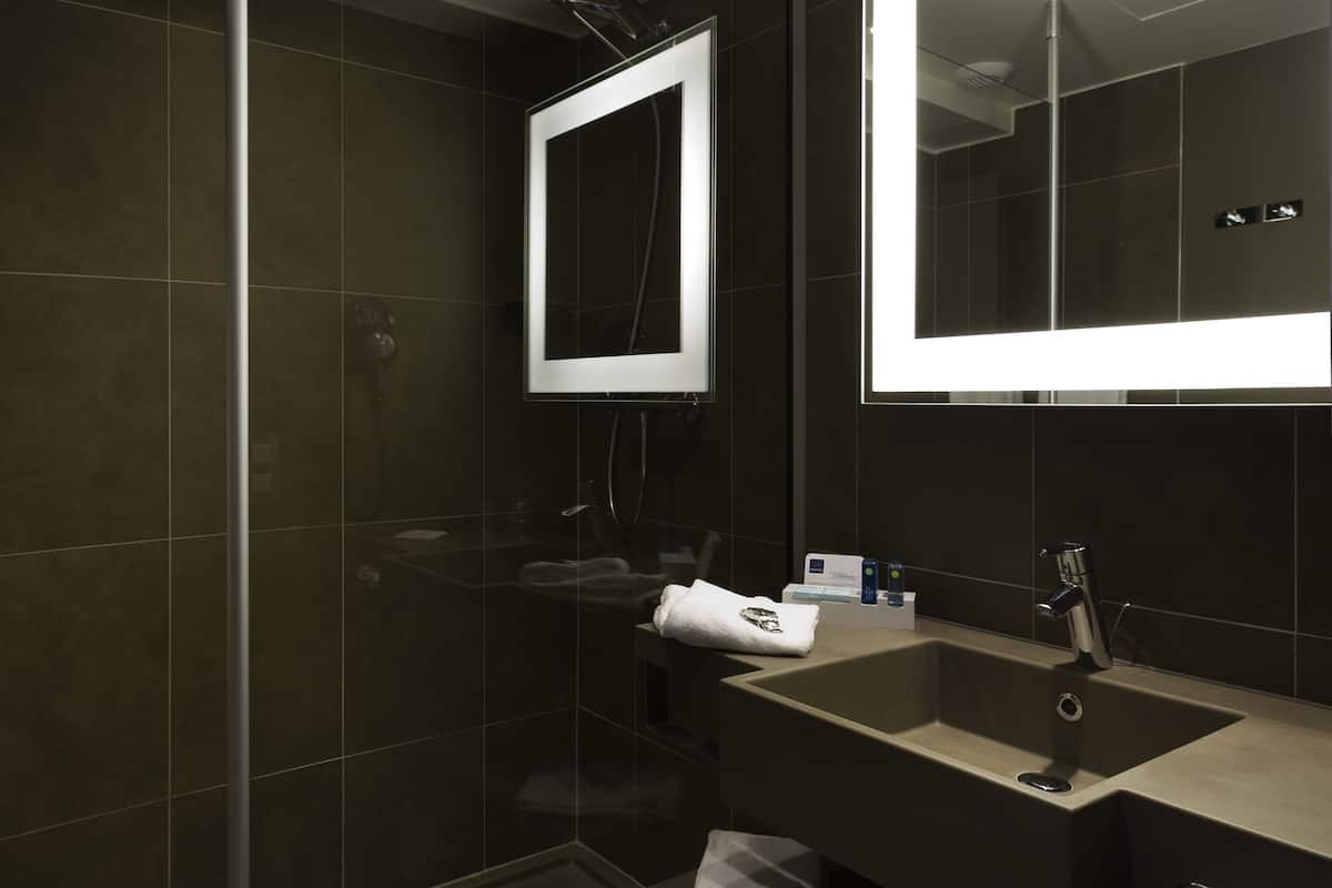 combined shower/bathtub, eco-friendly toiletries, hair dryer, towels