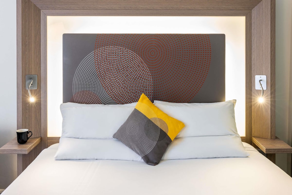 Habitación ejecutiva, 1 cama Queen size y sofá cama | Ropa de cama hipoalergénica y camas con efecto memoria