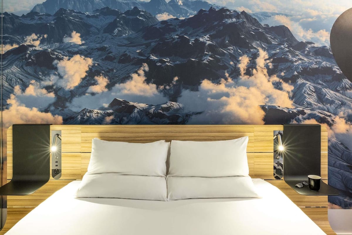 Habitación estándar, 1 cama Queen size y sofá cama | Ropa de cama hipoalergénica y camas con efecto memoria