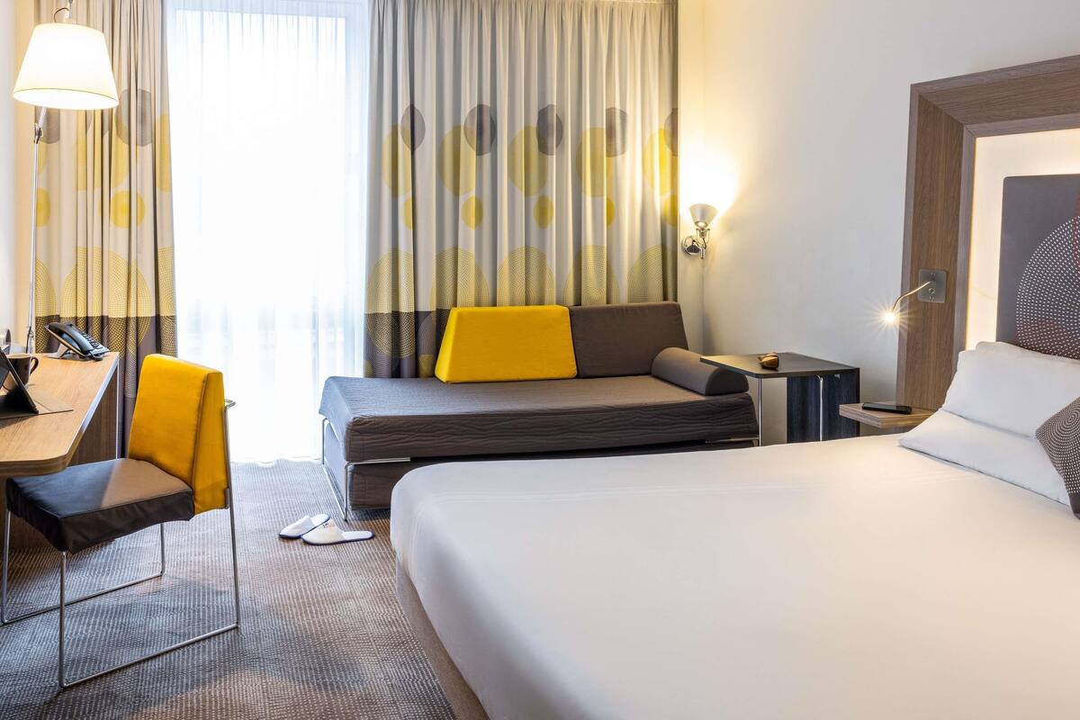 Executive Room, 1 Queen Bed with Sofa bed | Hypo-allergenic bedding, memory-foam beds, in-room safe, desk