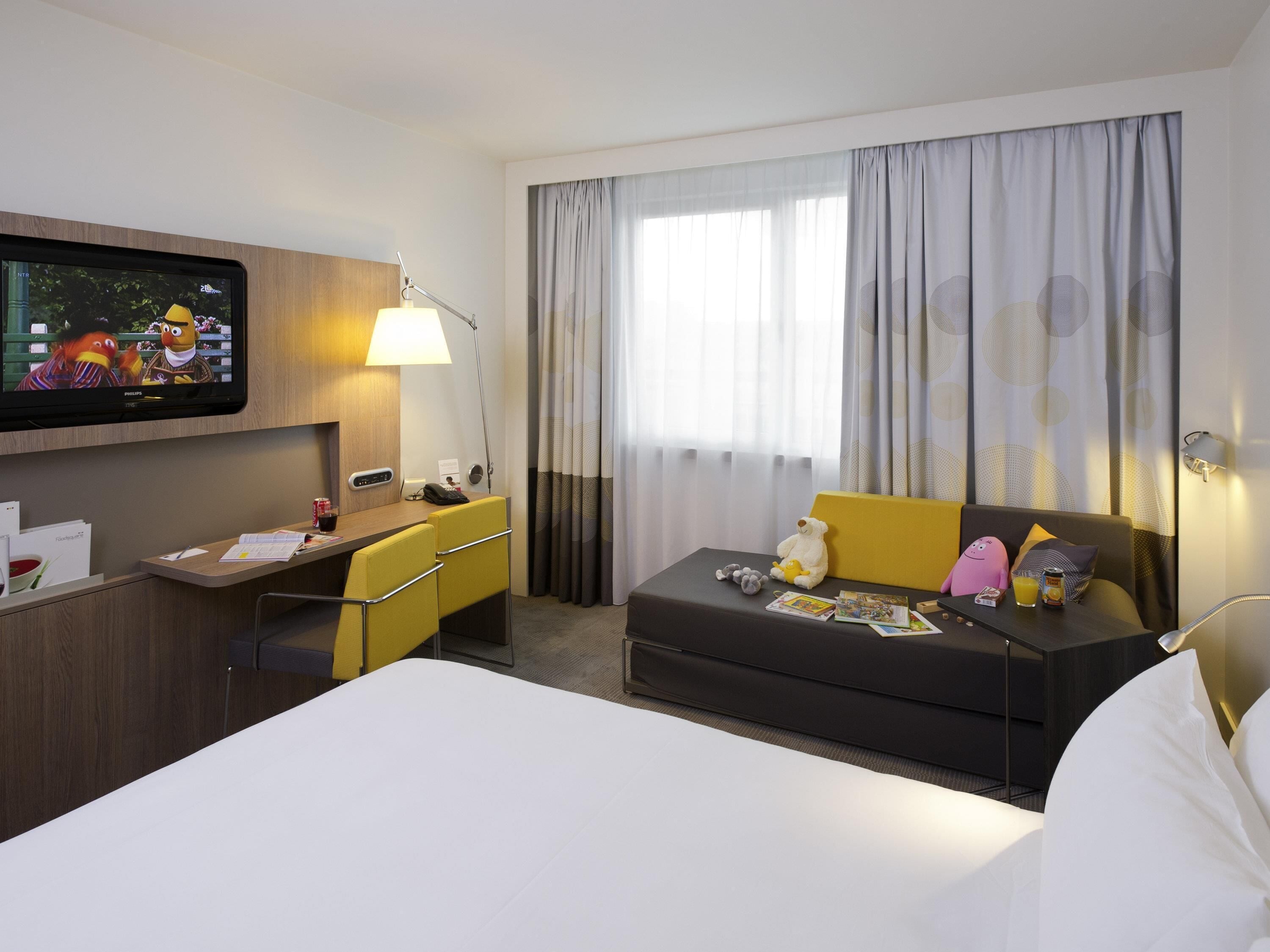 Minibar, caja de seguridad en la habitación y escritorio 