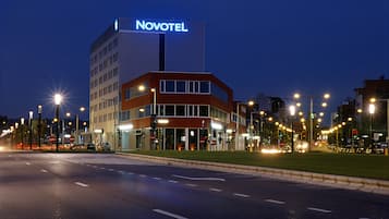 Overnatningsstedets facade – aften/nat