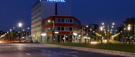 Voorkant accommodatie - avond/nacht