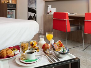 Executive Room, 1 Double Bed | 1 bedroom, minibar, in-room safe, desk