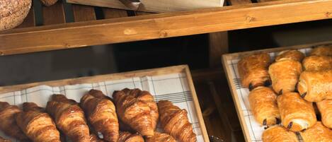 Mostrador de panadería con diversos productos horneados.