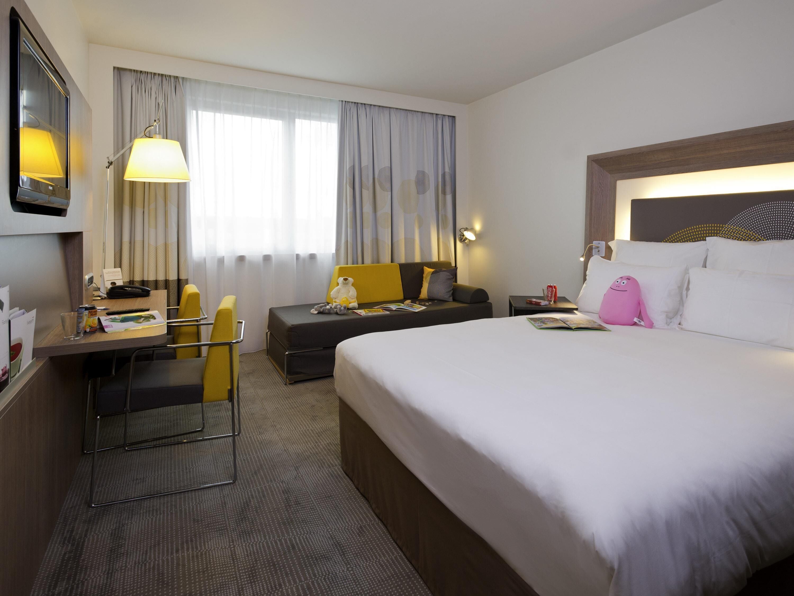 Habitación superior, 1 cama doble | Minibar, caja fuerte, escritorio y cortinas opacas