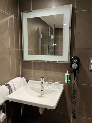 Superior Room, 1 Double Bed, Accessible | Bathroom | Shower, rainfall showerhead, eco-friendly toiletries, hair dryer - Novotel Leuven Centrum (Leuven)