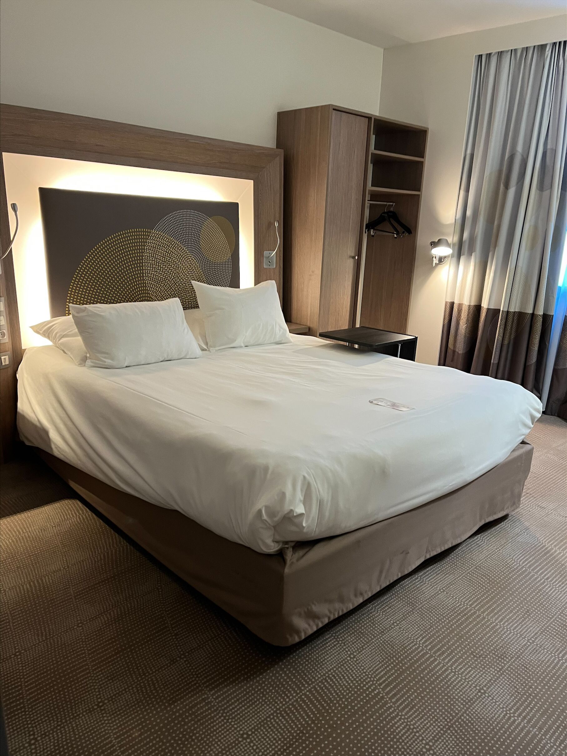 Minibar, caja de seguridad en la habitación y escritorio 