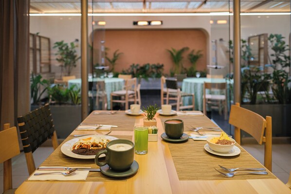 Café da manhã com buffet todos os dias mediante uma taxa