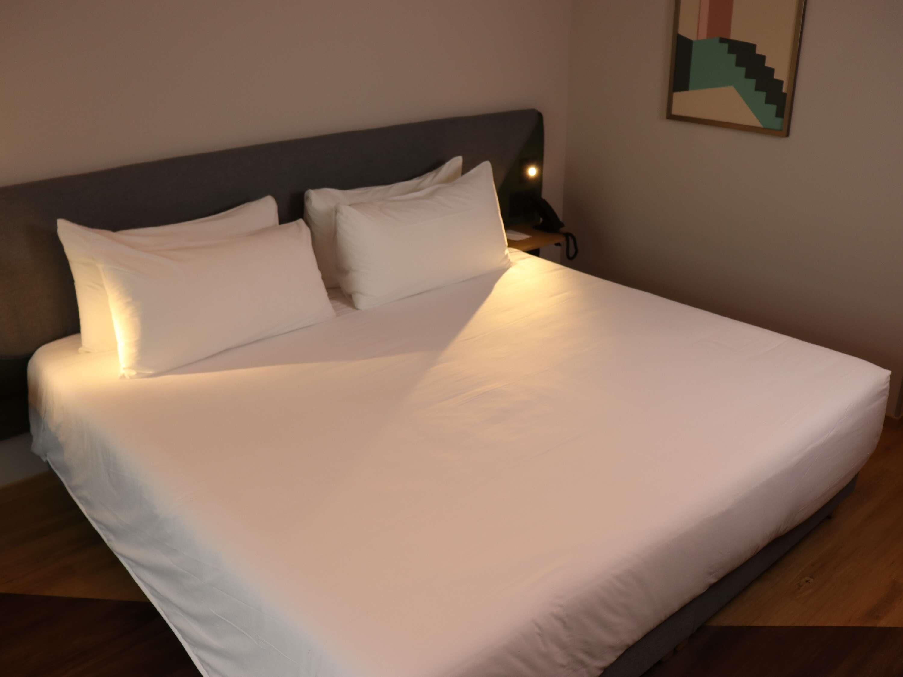 Superior Room, 1 Katil Raja (King) | Peti besi dalam bilik, meja, langsir/tirai gelap terus, kalis bunyi 