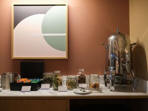 Der serveres morgenmad, frokost, aftensmad og internationale retter 