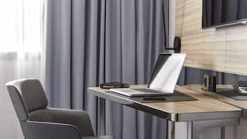 客房内保险箱、办公桌、遮光窗帘、隔音