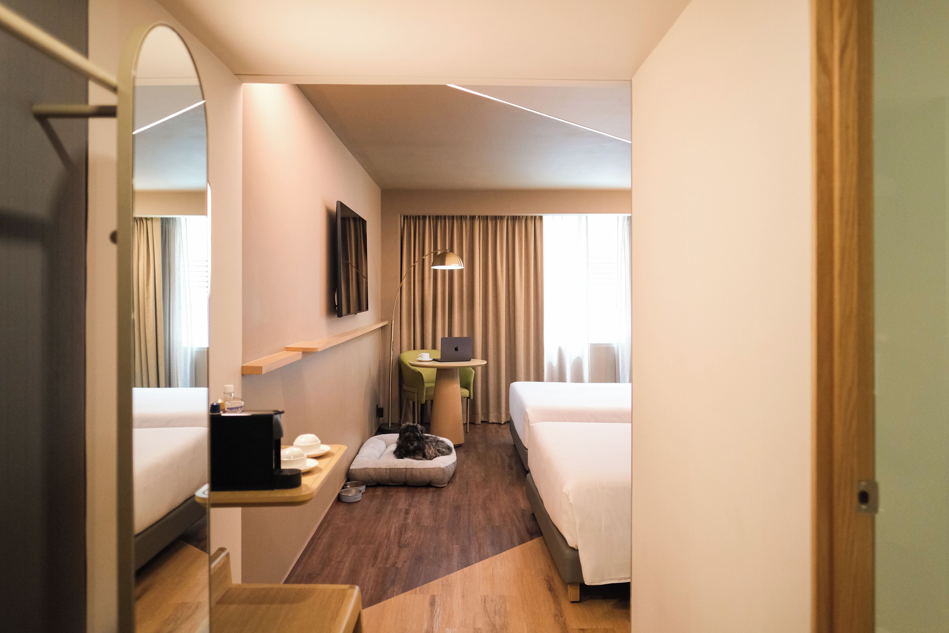 슈피리어 더블룸, 더블침대 2개 | 객실 내 금고, 책상, 암막 커튼, 방음 설비