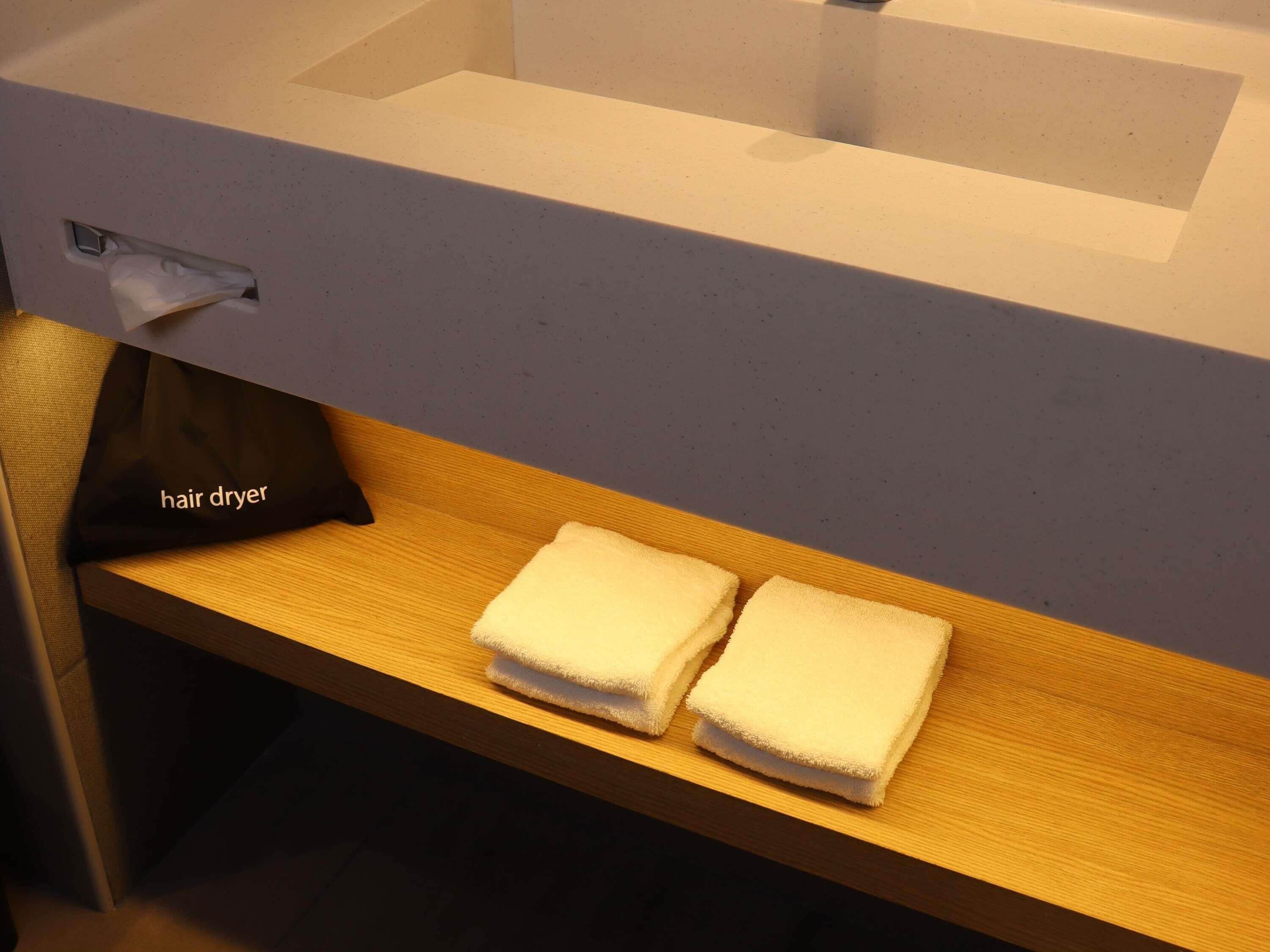 Caja de seguridad en la habitación, escritorio y cortinas blackout 